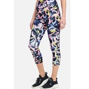 Bebe sport pocket capri leggings size L New Black Abstract Floral